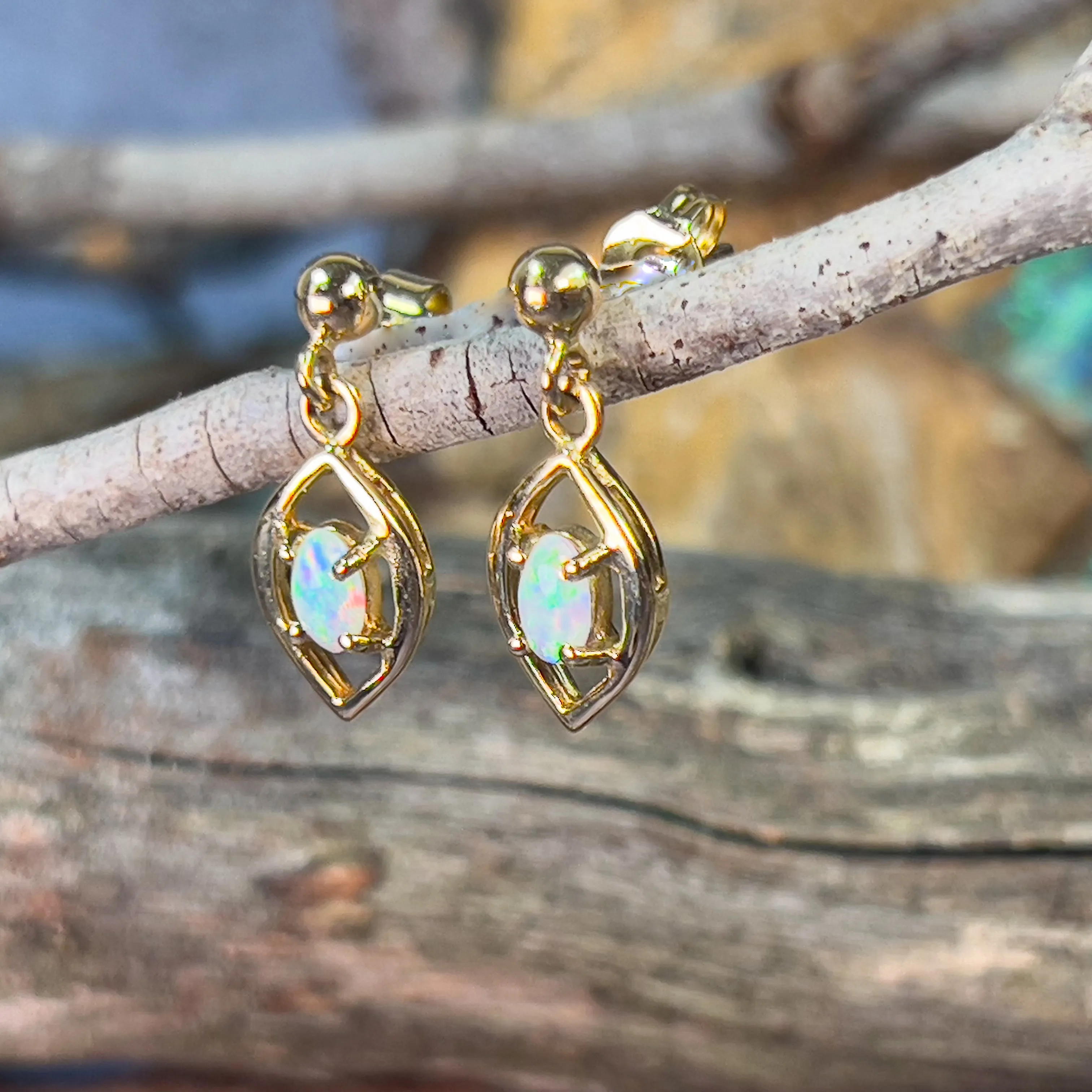 18kt Yellow Gold dangling Crystal Opal 0.31ct earrings