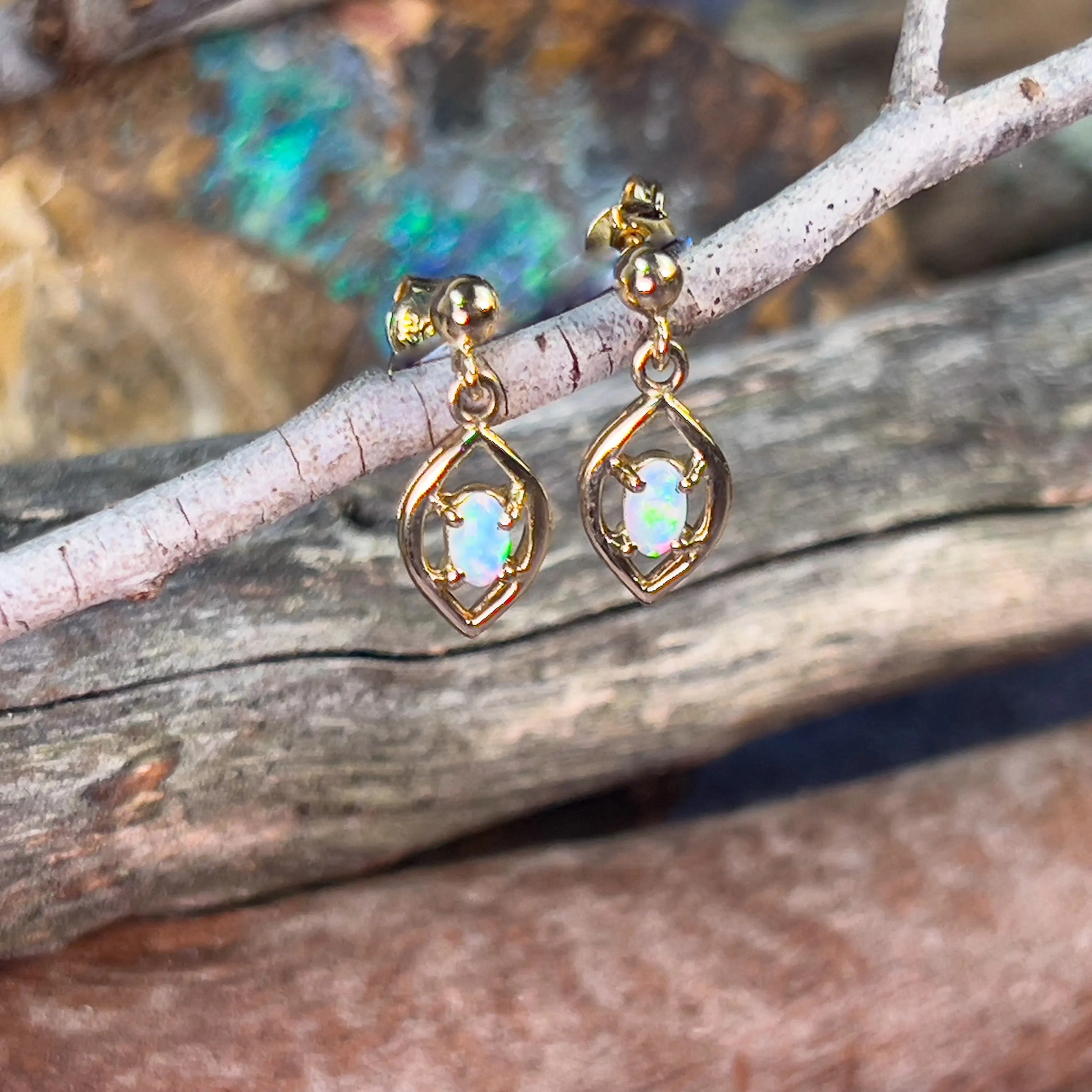 18kt Yellow Gold dangling Crystal Opal 0.31ct earrings