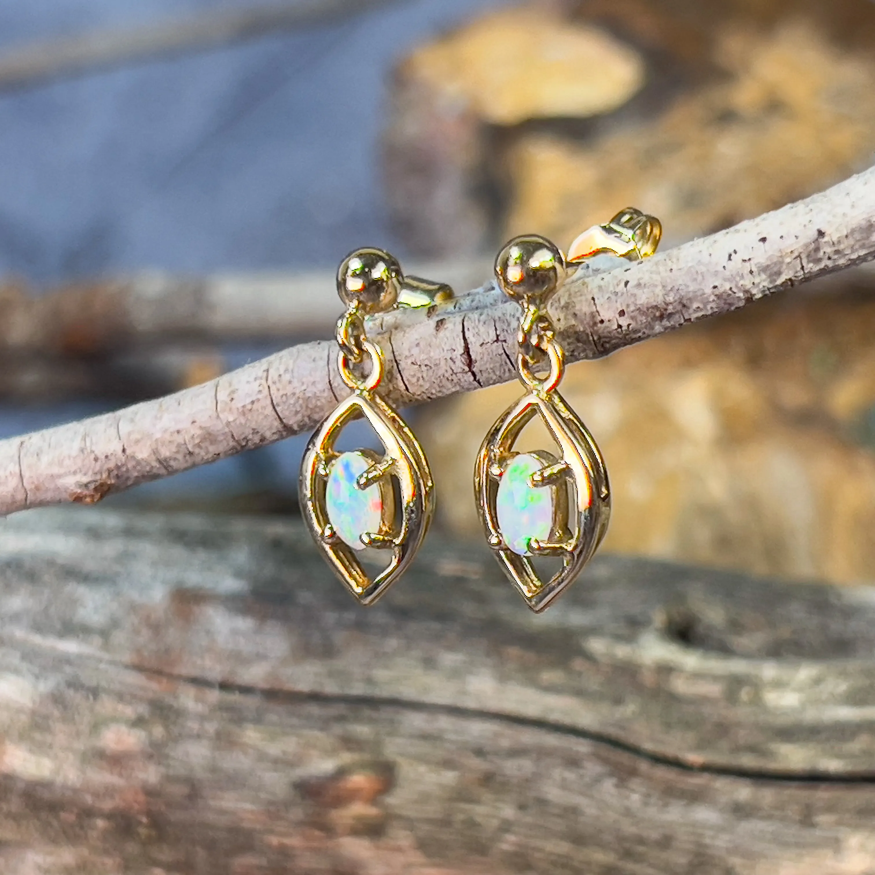 18kt Yellow Gold dangling Crystal Opal 0.31ct earrings