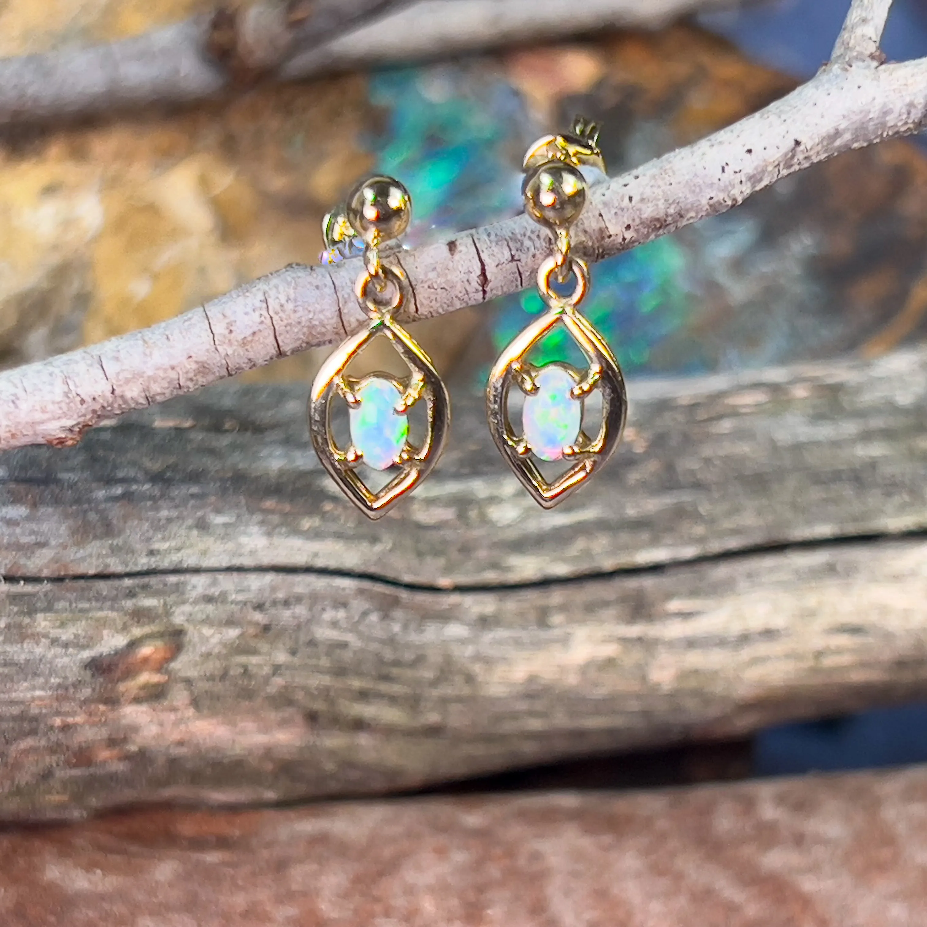 18kt Yellow Gold dangling Crystal Opal 0.31ct earrings