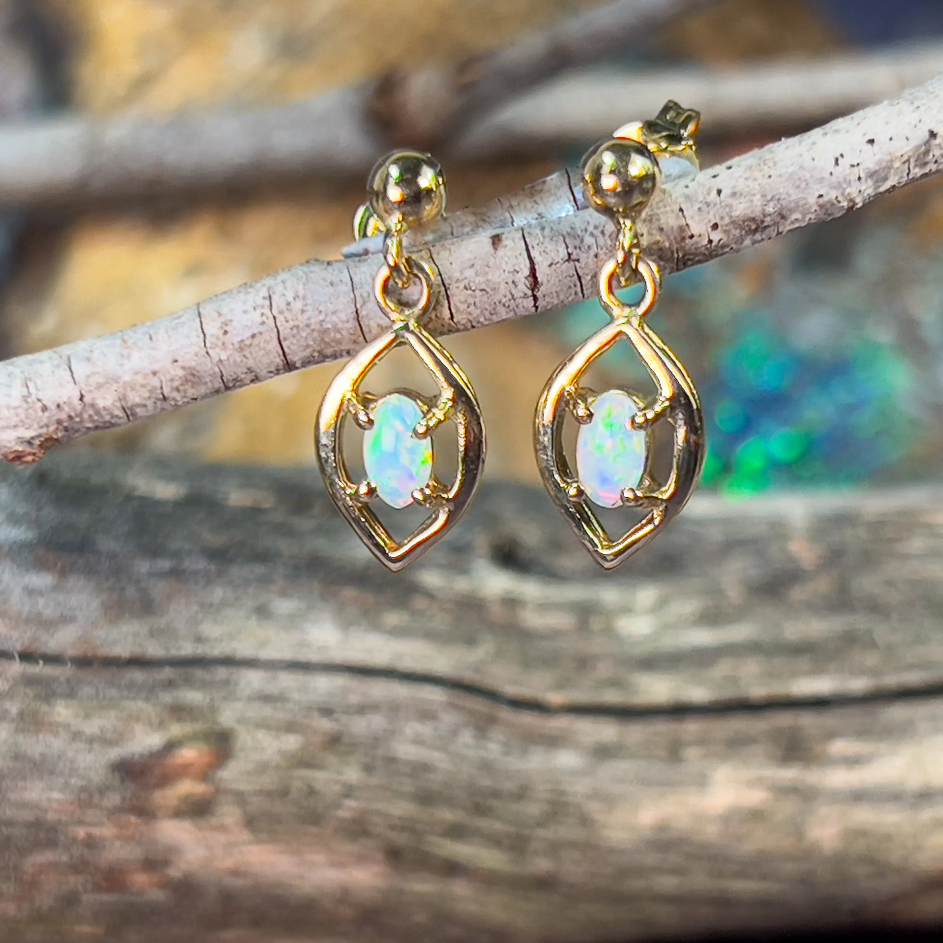 18kt Yellow Gold dangling Crystal Opal 0.31ct earrings