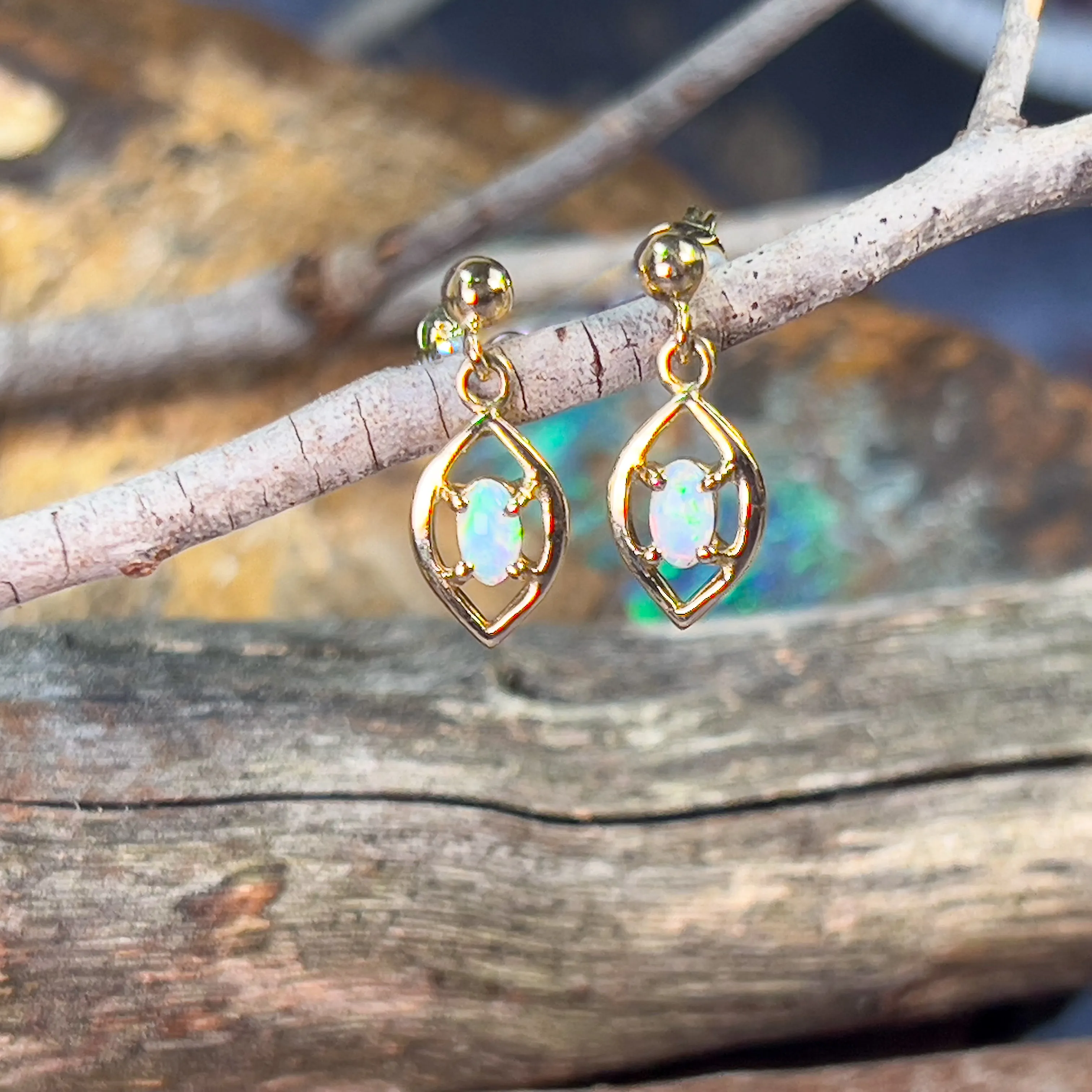 18kt Yellow Gold dangling Crystal Opal 0.31ct earrings