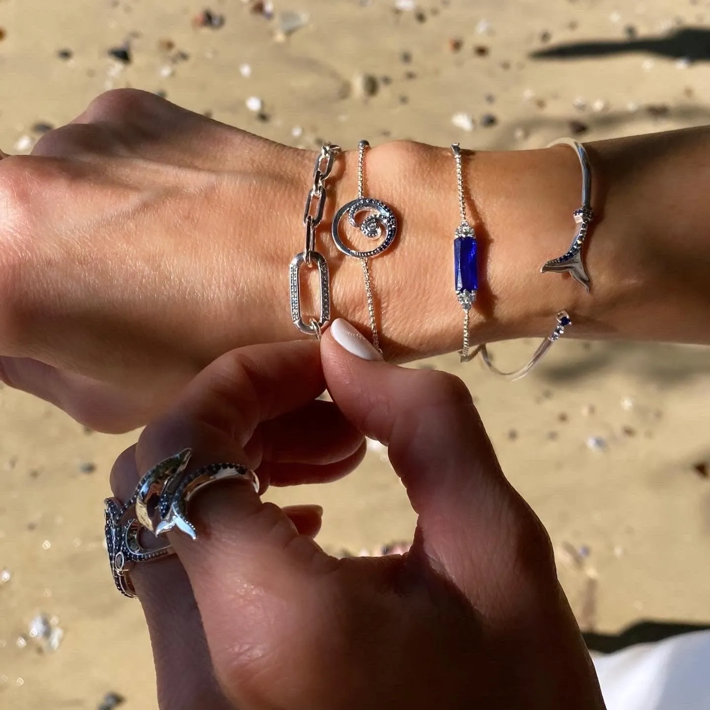 Bracelet wave with stones