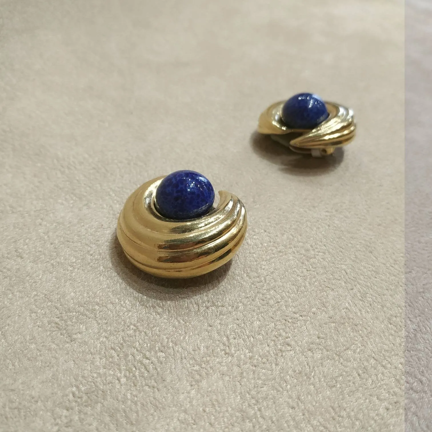 Ciner Gold / Lapis blue vintage clip on earrings