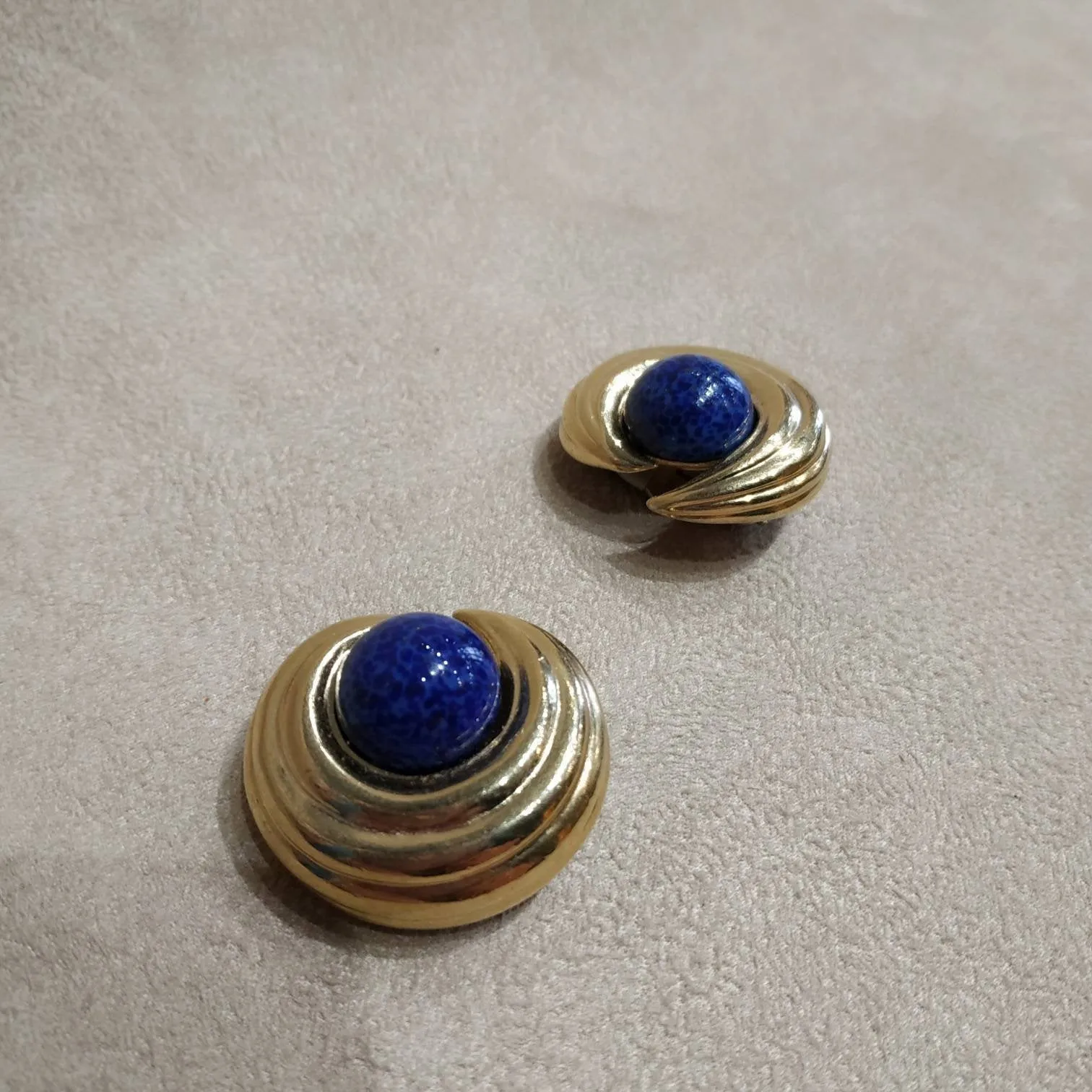 Ciner Gold / Lapis blue vintage clip on earrings