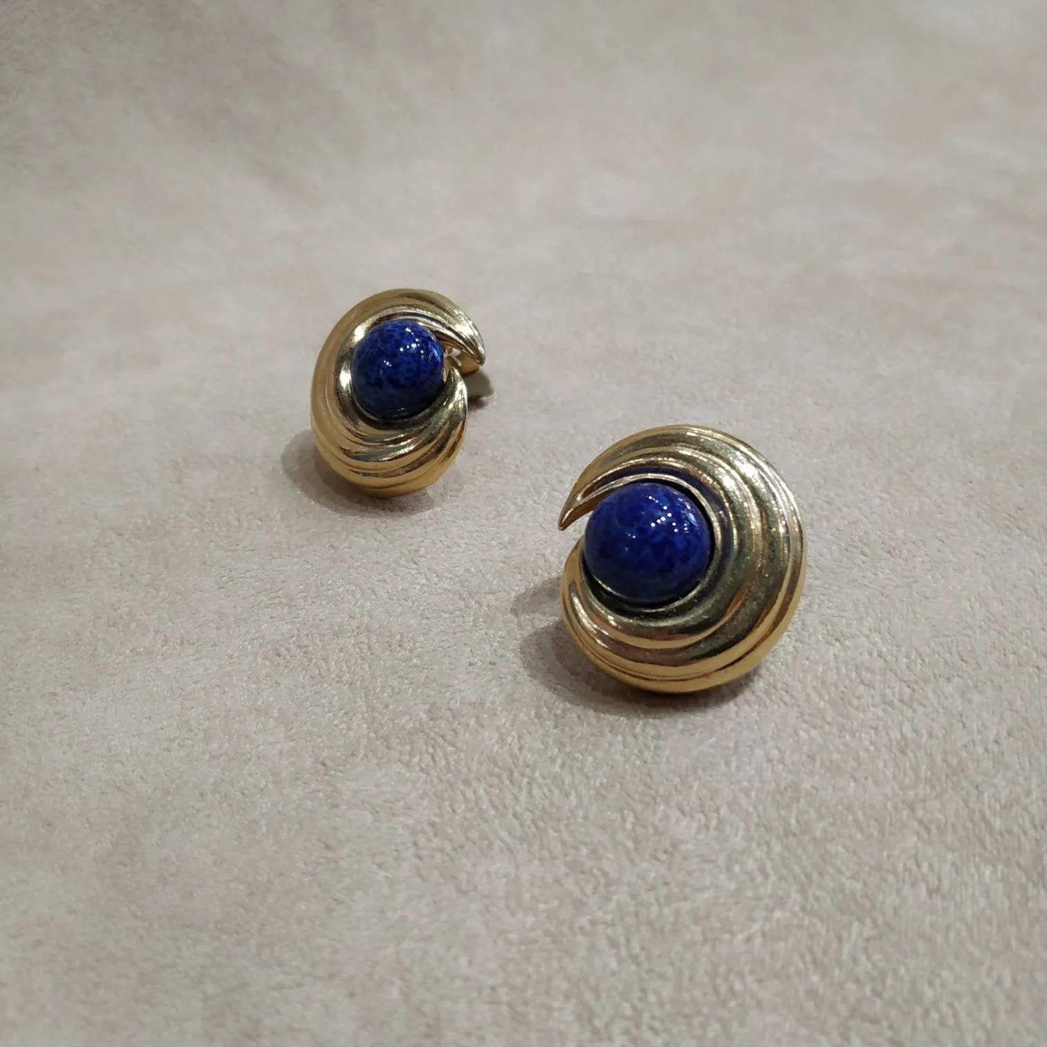 Ciner Gold / Lapis blue vintage clip on earrings