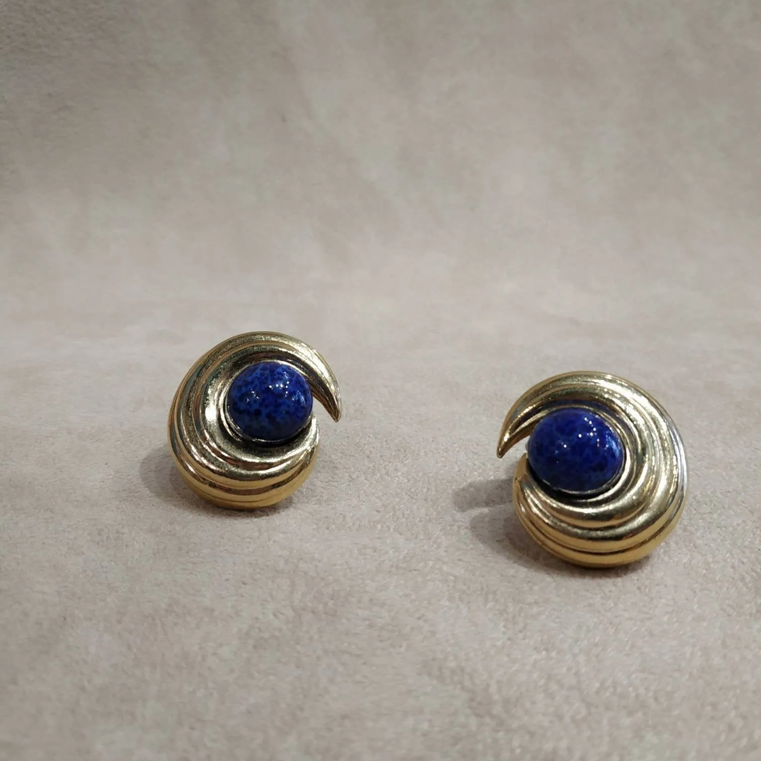Ciner Gold / Lapis blue vintage clip on earrings